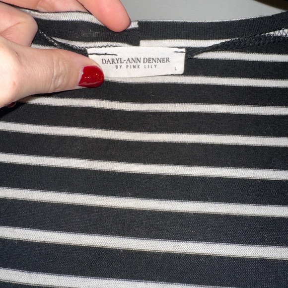 Black and White Striped V-Neck Top - Picture 2 of 2